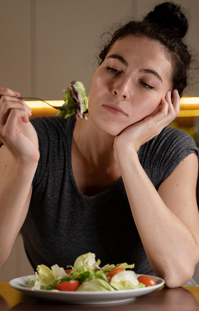Mulher percebendo que dieta e exercício não resolvem tudo